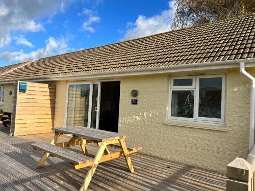 2 Bedroom Bungalow SV58, Seaview, Isle of Wight Free Wi-Fi