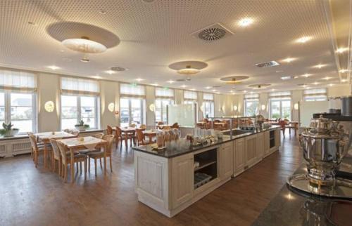 Restaurant, Hotel Neuwarft Altbau in Dagebull