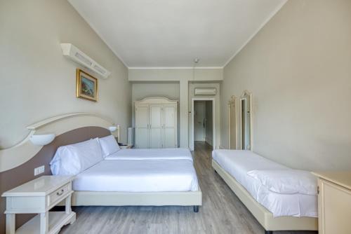 1 double bed, 2 twin beds