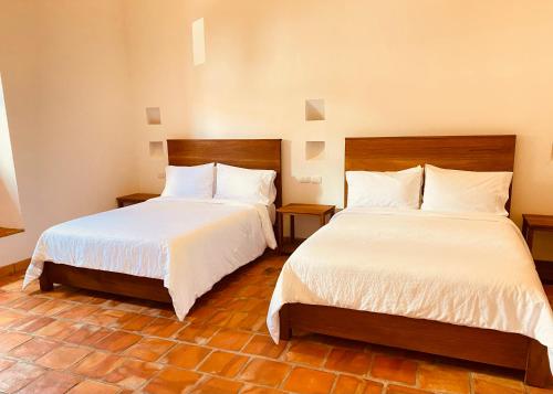 2 double beds
