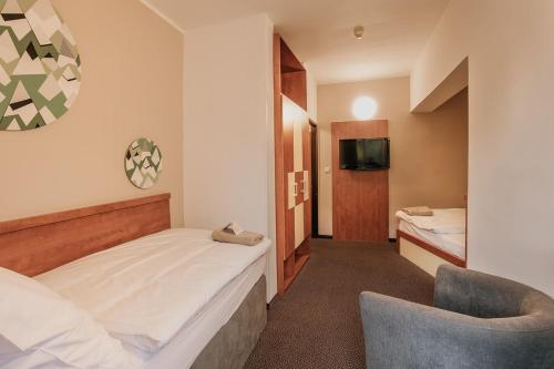 Atrium Hotel - image 2