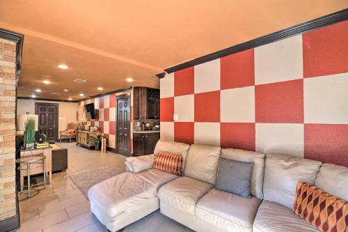 Eclectic Houston Home with Hot Tub Less Than 4 Mi to Dtwn!
