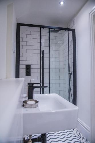 Bathroom, BV Classic 3 Bedrooms At  Cliff Oak Leeds Perfect For Contractors  in Far Royds