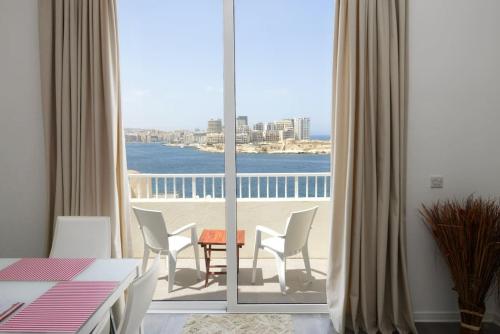 Harbour Gem Sea View 6 by VallettaStay, Valletta