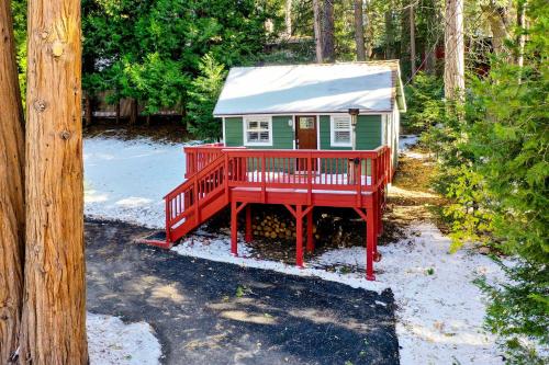 Running Springs Cabin with Deck and Forest Views