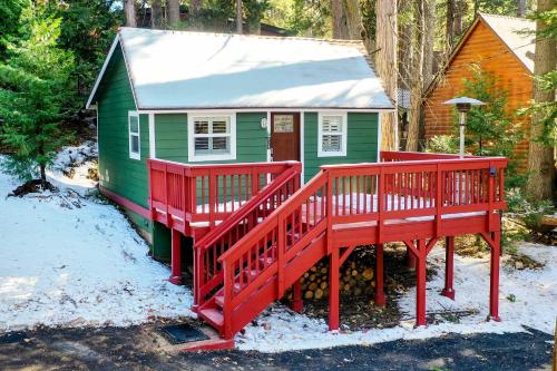 Running Springs Cabin with Deck and Forest Views