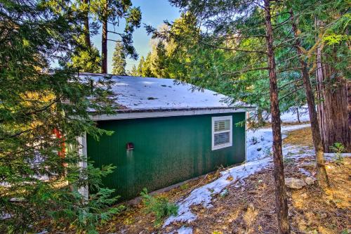 Running Springs Cabin with Deck and Forest Views