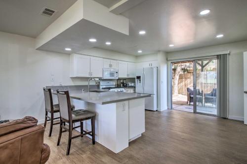 . Comfy Bakersfield Townhome - Fire Pit & Patio