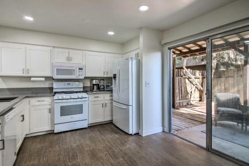 Comfy Bakersfield Townhome - Fire Pit and Patio