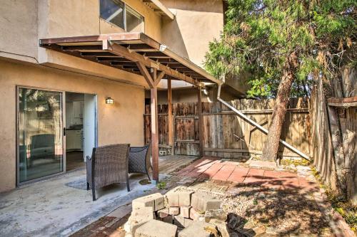 Comfy Bakersfield Townhome - Fire Pit and Patio