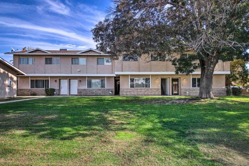 Comfy Bakersfield Townhome - Fire Pit and Patio