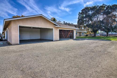 Comfy Bakersfield Townhome - Fire Pit and Patio