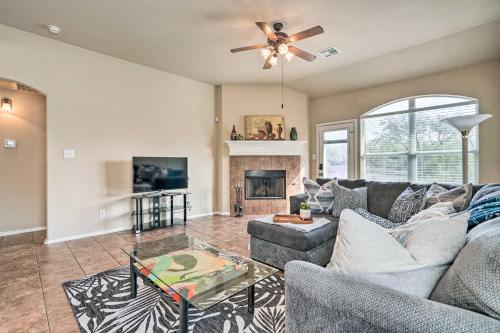 San Antonio Retreat with Fireplace and Pool Access! in Bulverde, USA