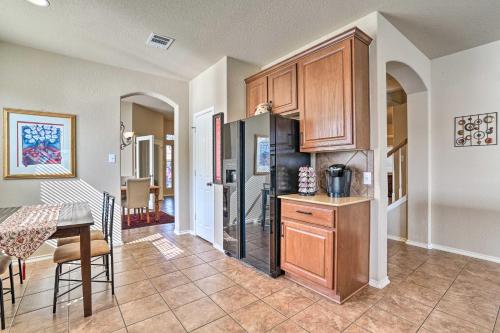 San Antonio Retreat with Fireplace and Pool Access! in Bulverde, USA
