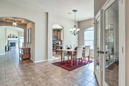 San Antonio Retreat with Fireplace and Pool Access! in Bulverde, USA