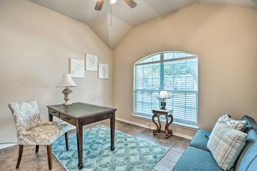 San Antonio Retreat with Fireplace and Pool Access! in Bulverde, USA