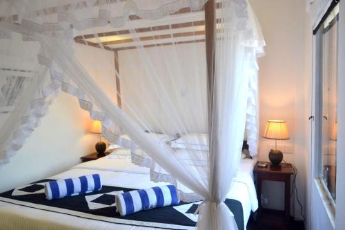 Standard Double Room with City View image 6