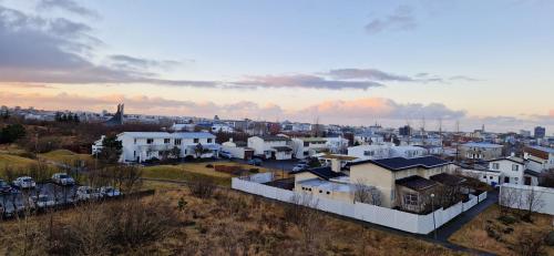 View, City view, bright & cozy - Free parking (A4) in Laugardalur