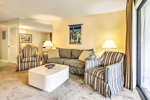 Niceville Condo with Pool Access Less Than 8 Mi to Destin!