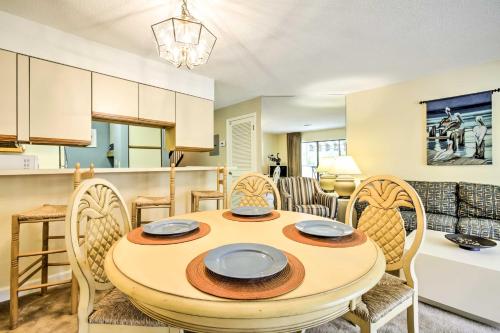 Niceville Condo with Pool Access Less Than 8 Mi to Destin!