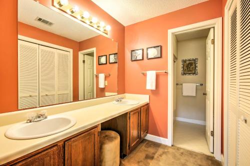 Niceville Condo with Pool Access Less Than 8 Mi to Destin!