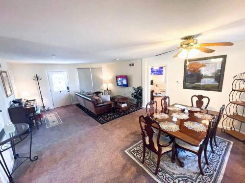 Entire Private 2 bedrooms house, nice neighborhood thumb 3