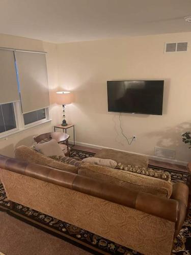 Entire Private 2 bedrooms house, nice neighborhood thumb 4