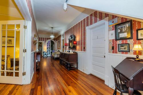 408841037 Veranda Historic Inn