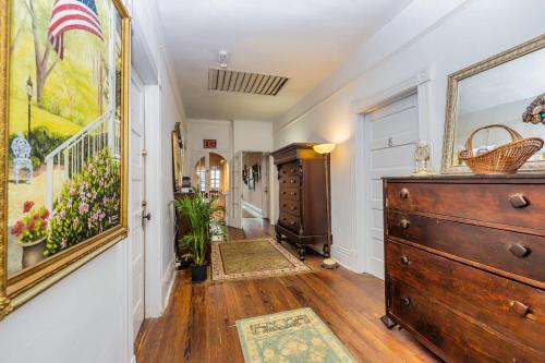 408841049 Veranda Historic Inn