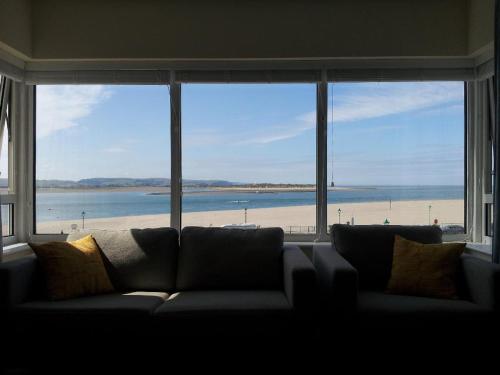 Lovely seafront 2 bedroom Apartment 4 1