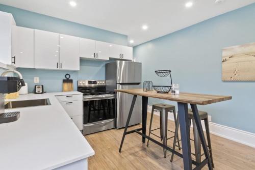 Bright and Spacious Condo in Downtown Collingwood 97043