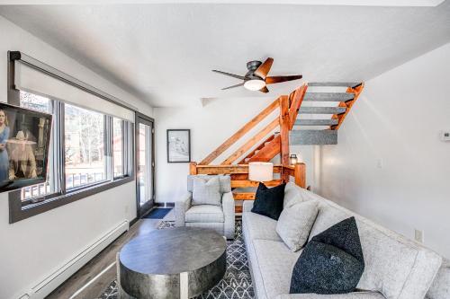 Racers Edge Townhome - Cool Frisco Getaway in Frisco, USA