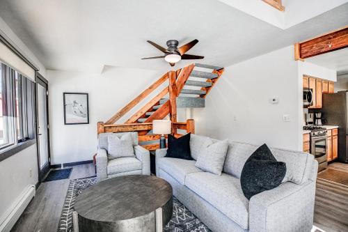 Racers Edge Townhome - Cool Frisco Getaway in Frisco, USA