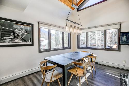 Racers Edge Townhome - Cool Frisco Getaway in Frisco, USA