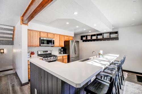 Racers Edge Townhome - Cool Frisco Getaway in Frisco, USA