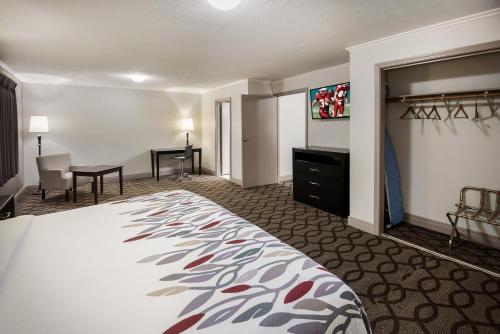 Two Room Suite with One King Bed & Spa Bath Non-Smoking