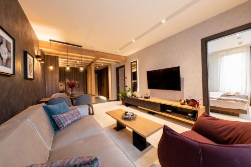 Woodside Residence 325