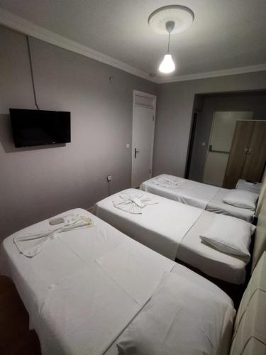 3 twin beds