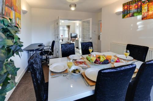 Facilities, 3 BR Home l Free Parking l 5 Guests l Garden l Long Stays l in Winstanley