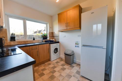 Kitchen, 3 BR Home l Free Parking l 5 Guests l Garden l Long Stays l in Winstanley