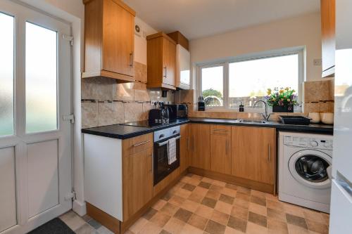 Kitchen, 3 BR Home l Free Parking l 5 Guests l Garden l Long Stays l in Winstanley