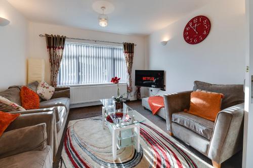 3 BR Home l Free Parking l 5 Guests l Garden l Long Stays l in Winstanley