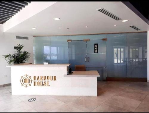 Stylish luxury condo central location ocean view pool gym - image 2