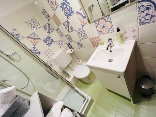 One-Bedroom Apartment image 7