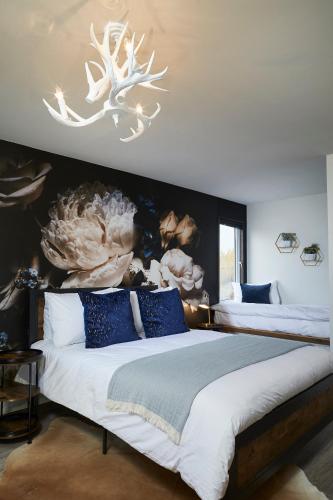 The Rockcliffe Moore Falls (West Rose Suite)