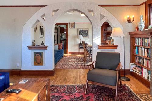 Chic Milwaukee Apartment in Hip Neighborhood! in 沃喀莎