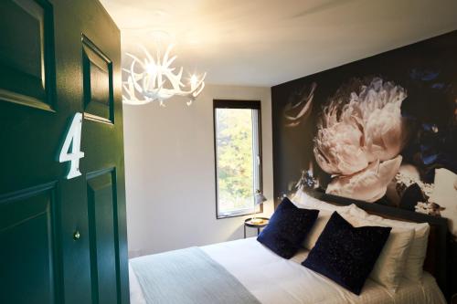 The Rockcliffe Moore Falls (East Rose Suite)