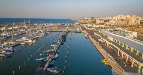 Sunset and sea view, wifi and more in Ашкелон