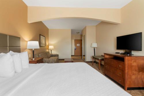 Best Western Plus Butterfield Inn - image 11