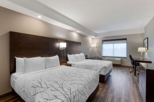 Queen Room with Two Queen Beds and Bath Tub - Disability Access